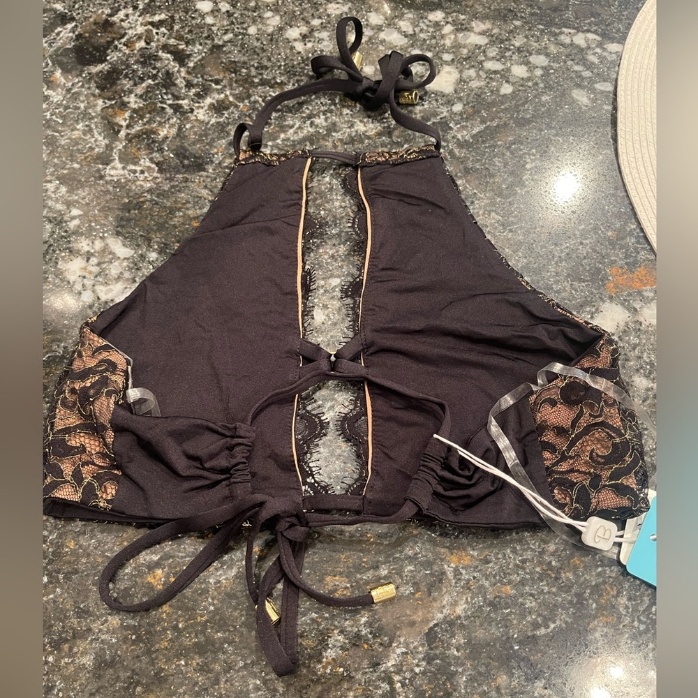SOLD on POSH Canada XO 💋 NWT beach bunny trio set: xl top, L bra top, L bottoms - Picture 15 of 15